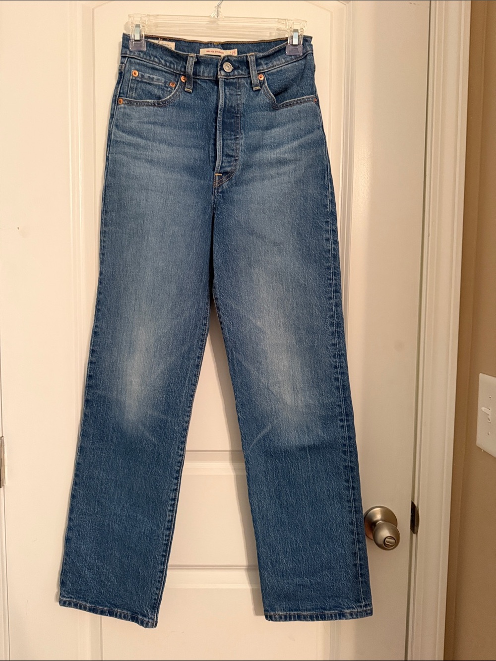 Levi's Straight Leg Jeans in Medium Blue Wash